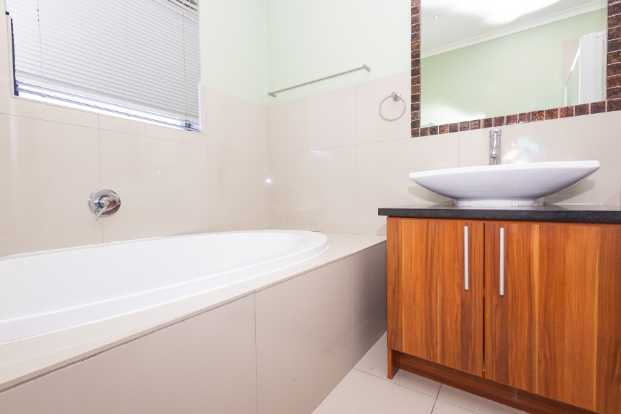 To Let 4 Bedroom Property for Rent in Kaapsig Western Cape